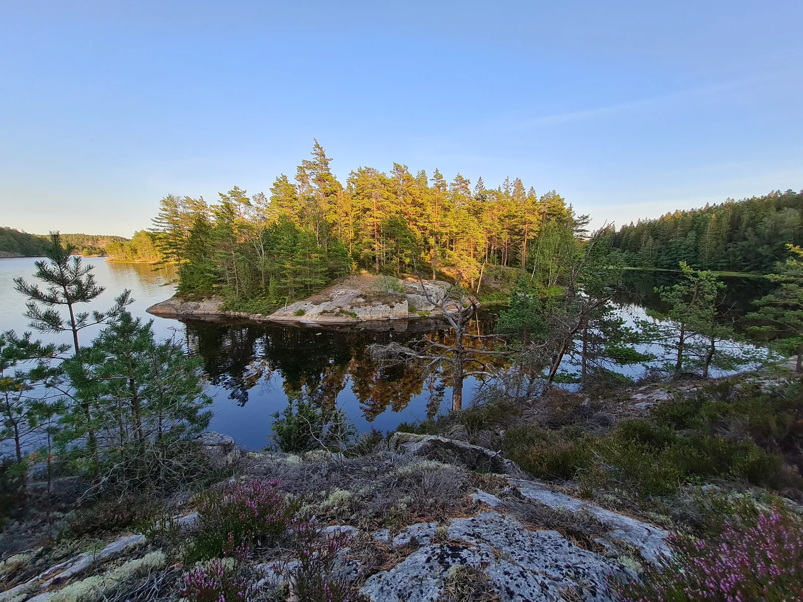 Evening arrival at the first lakeside camp at Gudenäset on Bullaresjön.