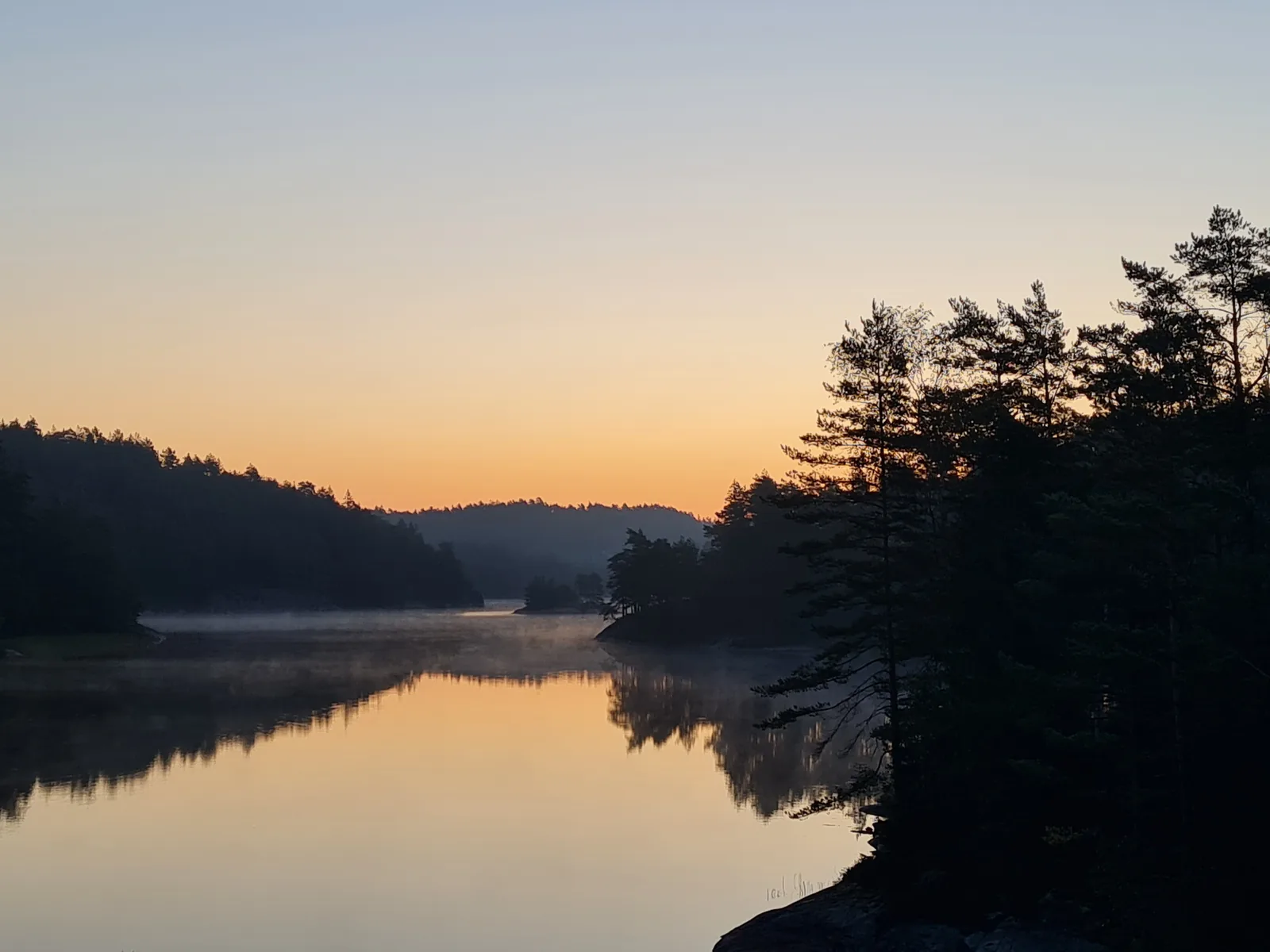 Early morning light over the quiet lakeshore at Gudenäset.