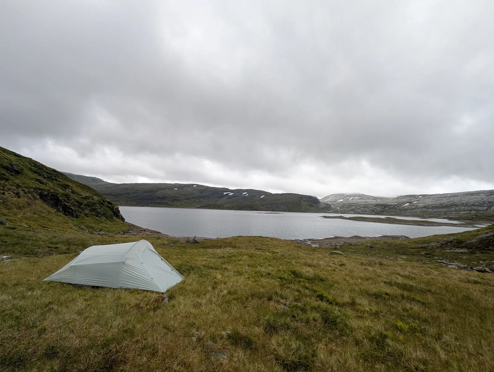 A lightweight tent pitched near the lake by Volahytta cabin (970 m) at the end of Day 8.